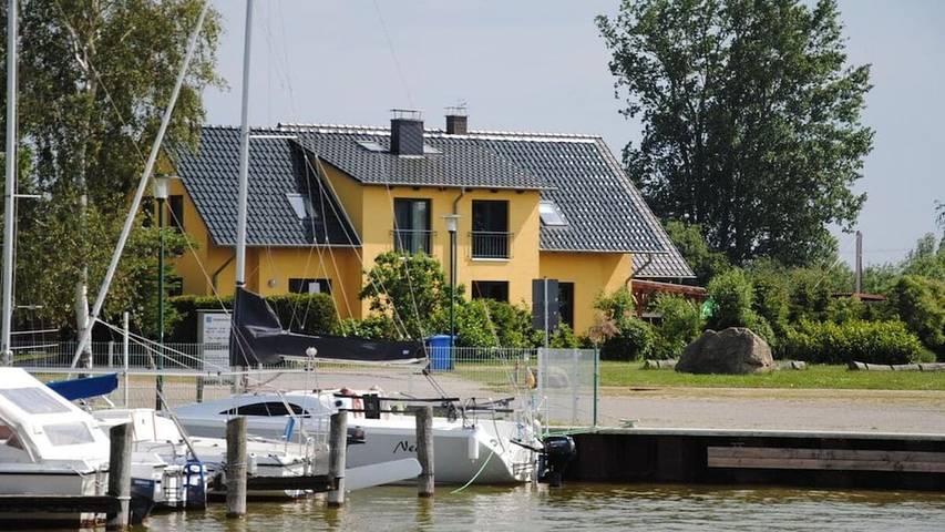 Ferienhaus für 6 Personen, mit Garten und Terrasse sowie Sauna in Neuendorf