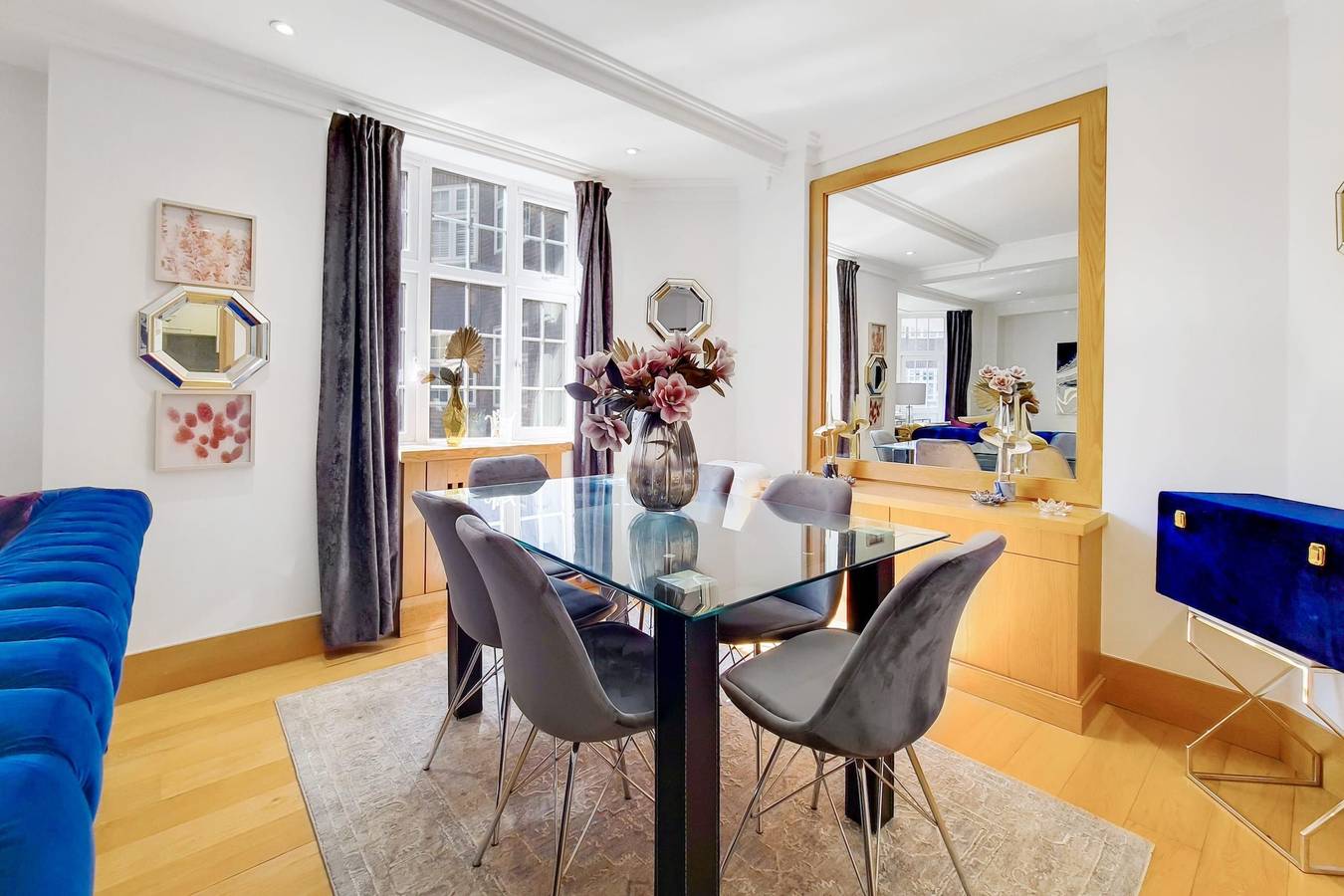 Entire apartment, Super Deluxe 3 Bedroom Apartment Opposite Harrods in London, South East England