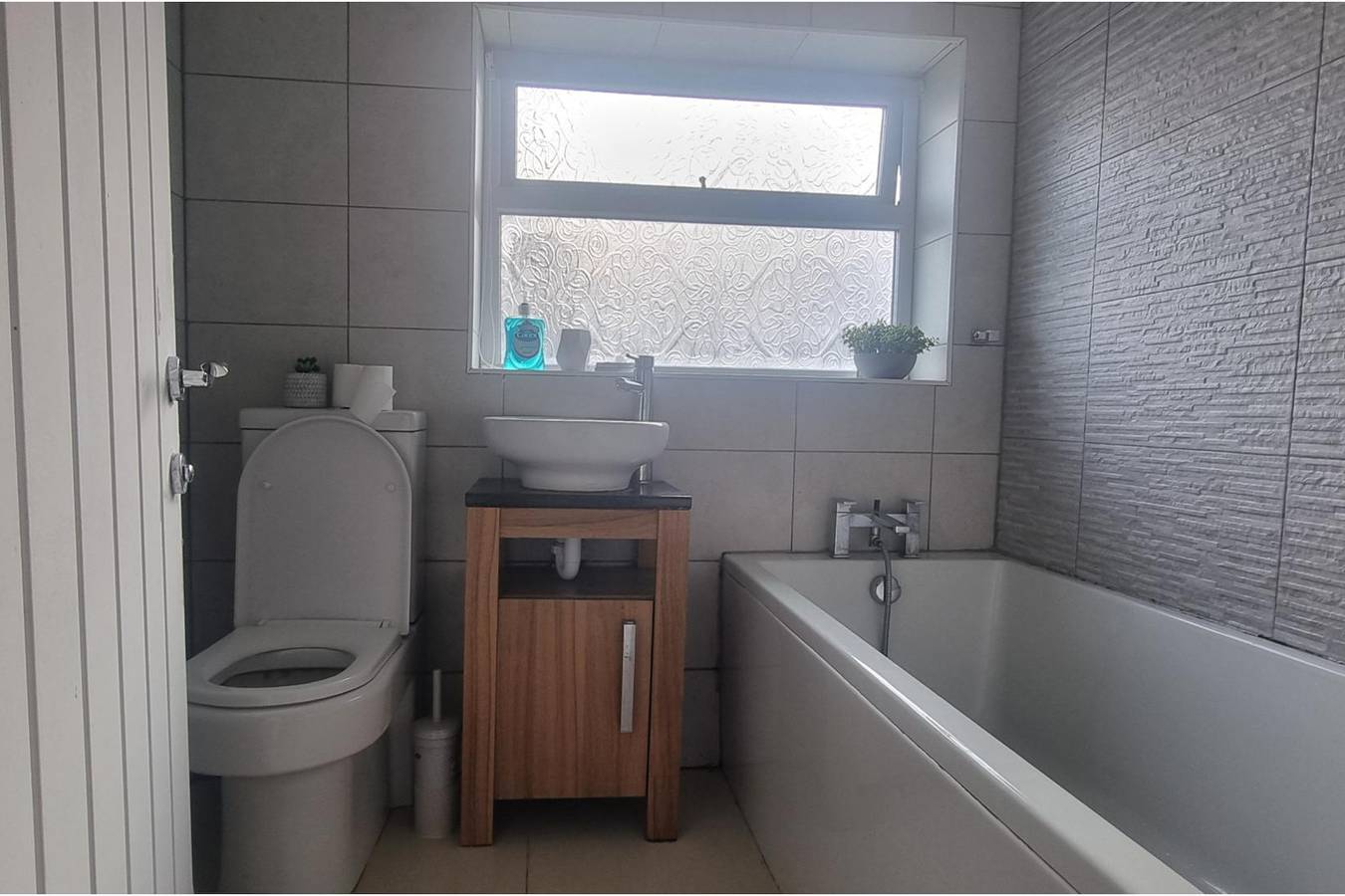 3Bed House Sleeps 5 - Parking, Garden, Wifi in Slough, Berkshire