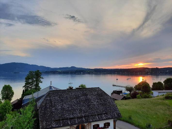 Ferienwohnung für 7 Personen, mit Balkon und Terrasse sowie Seeblick und Ausblick in Schörfling am Attersee - 2