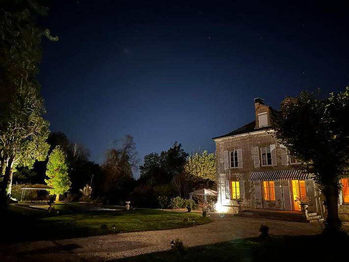 Gîte pour 8 personnes, avec piscine et jardin, animaux acceptés à Saint-Pantaléon-de-Larche - 2
