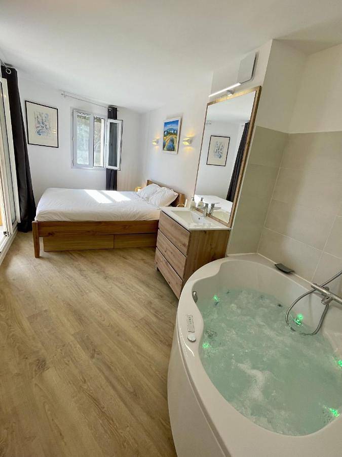 Gîte pour 5 personnes, avec piscine ainsi que jardin et vue dans Plage La Badine - 2