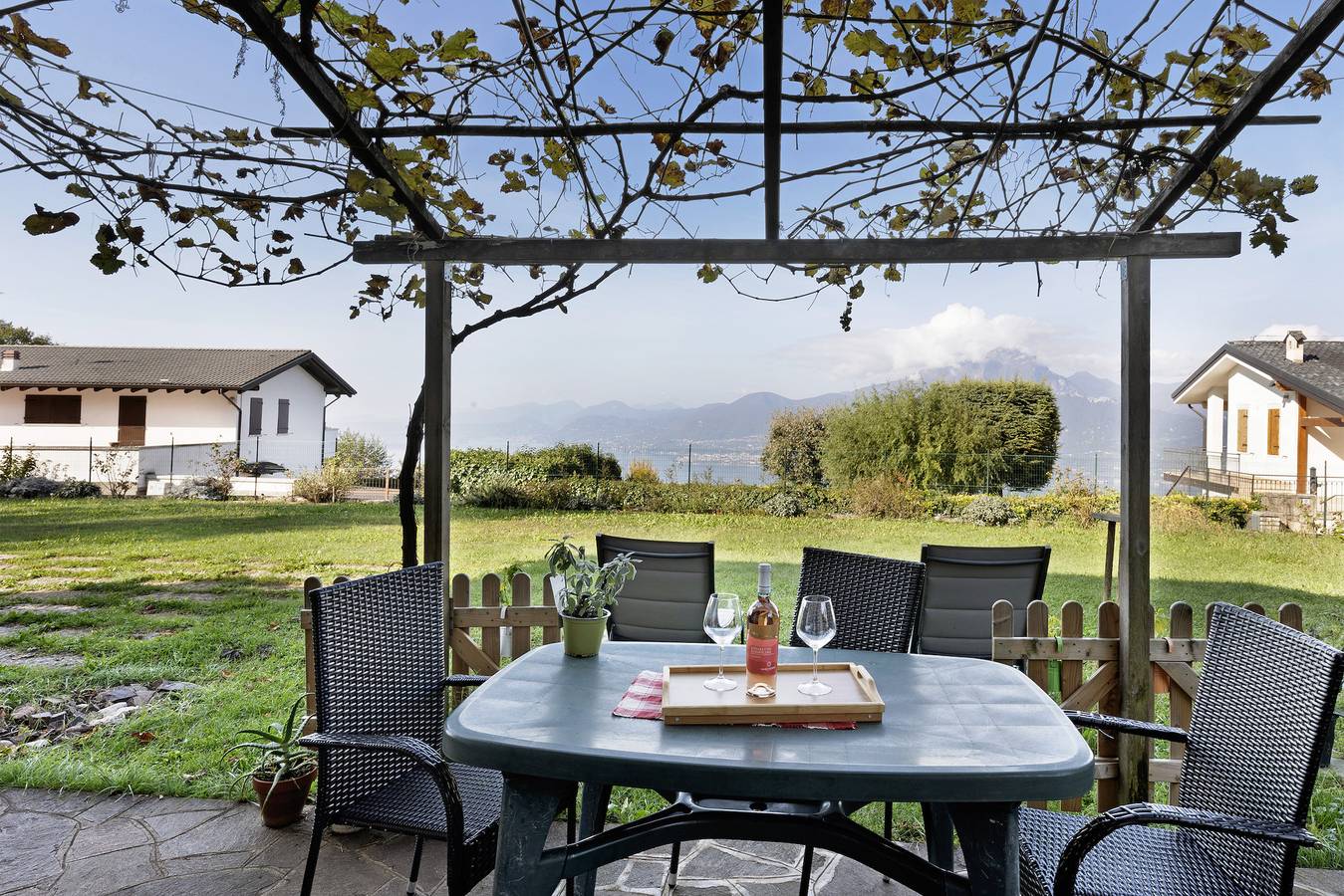 Studio entier, Studio 'Monoroom with Garden and Lake View' avec vue sur lac, terrasse privée et Wi-Fi in San Zeno di Montagna, Montagnes autour du lac de Garde