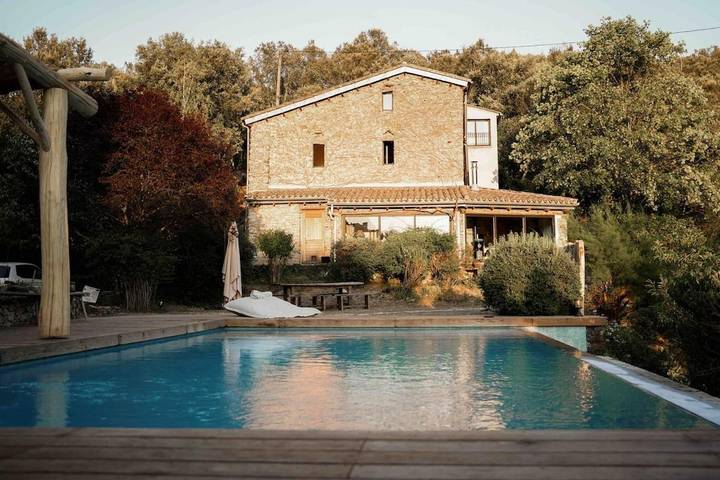 Location de vacances pour 8 personnes, avec vue et jardin ainsi que terrasse et piscine à Notre-Dame-de-la-Rouvière - 2