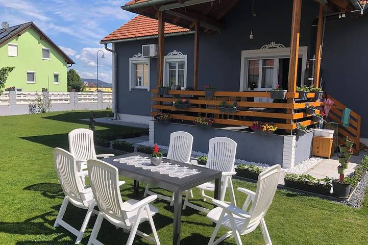 Ferienhaus für 4 Personen, mit Pool und Garten sowie Balkon