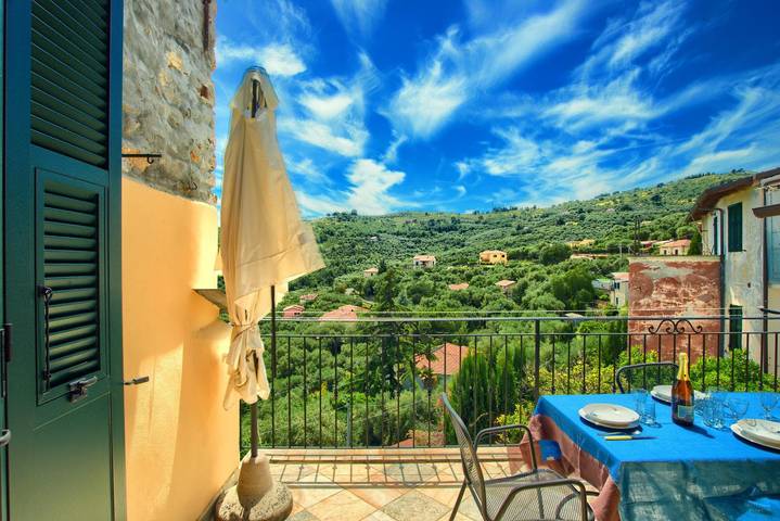 Glamping voor 3 personen, met balkon/terras aan de Riviera di Ponente