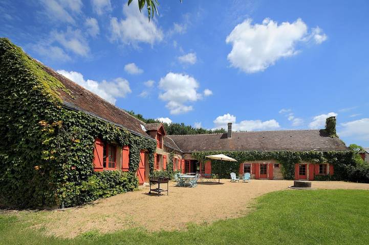 Location de vacances pour 11 personnes, avec piscine ainsi que jardin et terrasse à Ambillou