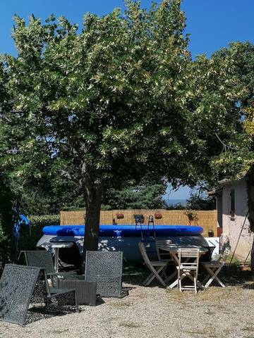 Cottage pour 4 personnes, avec terrasse ainsi que piscine et jardin, animaux acceptés à Niozelles