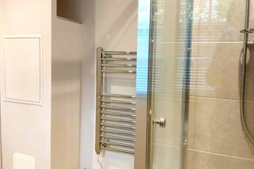 Log Cabin for 2 People in Surrey, South East England, Photo 2