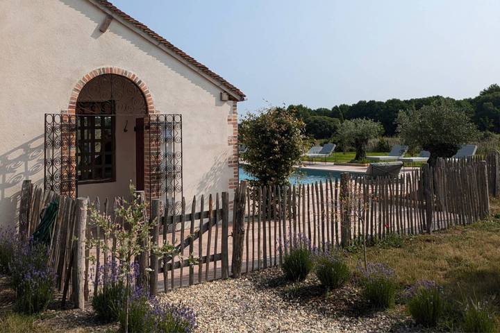Gîte pour 27 personnes, avec terrasse et sauna ainsi que piscine et jardin à Isdes