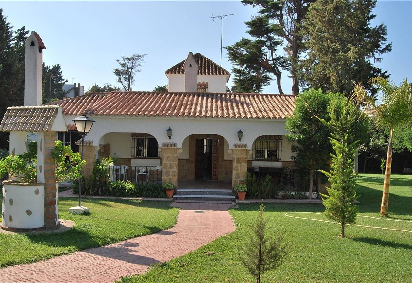 Villa Carmenes, pool, 150m beach,6-7 p in La Fontanilla, Conil de la Frontera