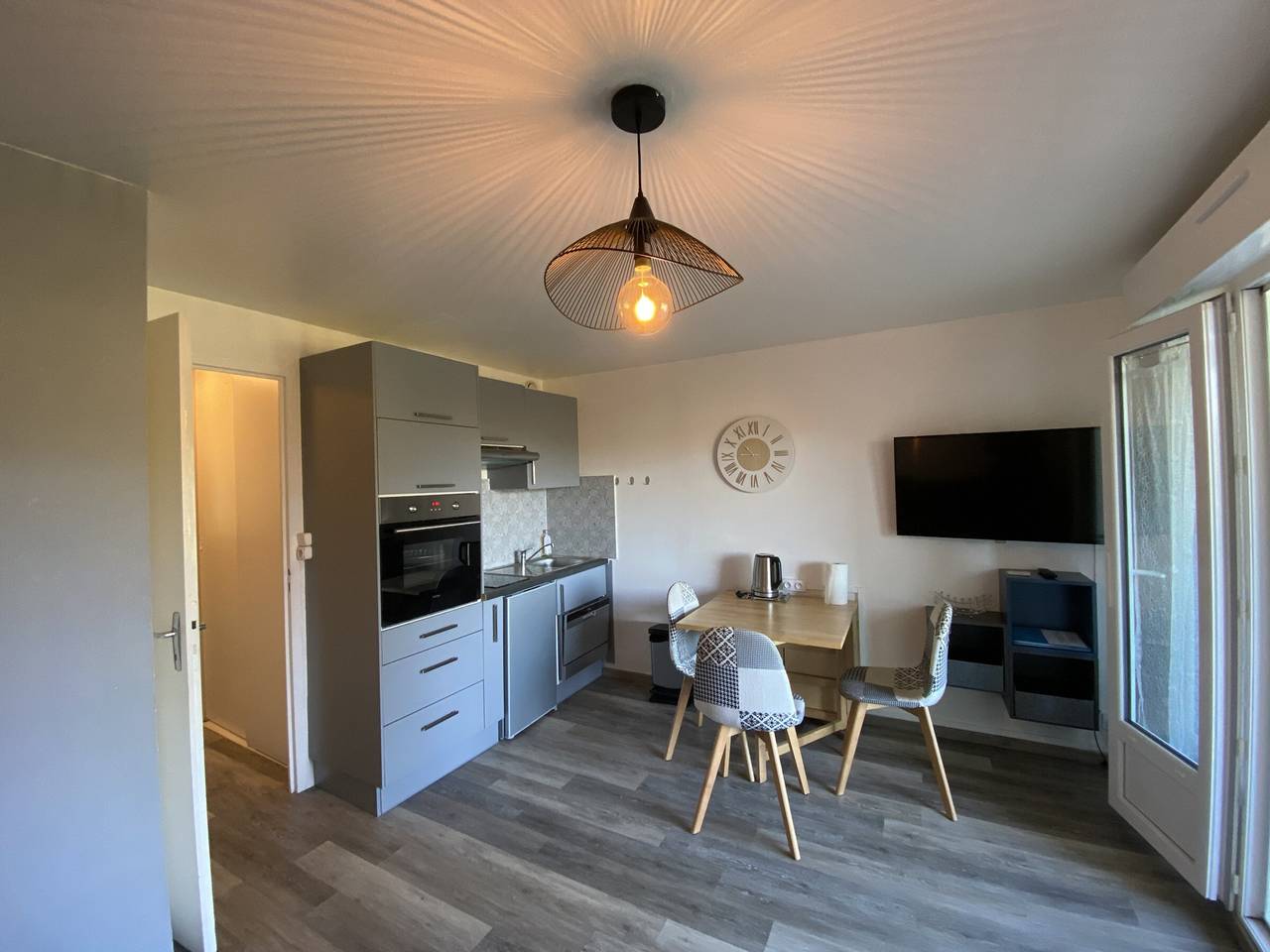 Ganze Wohnung, Zweizimmerwohnung mit Terrasse und Wlan in der Nähe der Connétable-Thermen in La Roche-Posay, Vienne