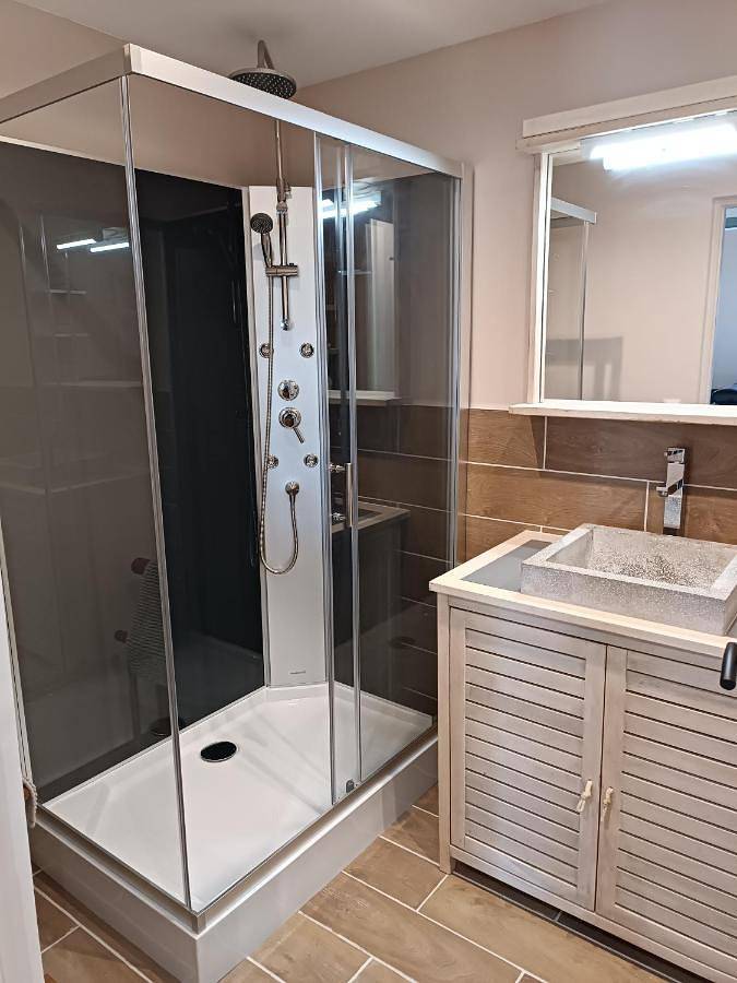 Large Double Room in Barneville-sur-Seine, Région de Bernay