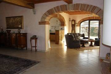Gîte pour 10 personnes, avec terrasse et jardin dans Château de Mauriac