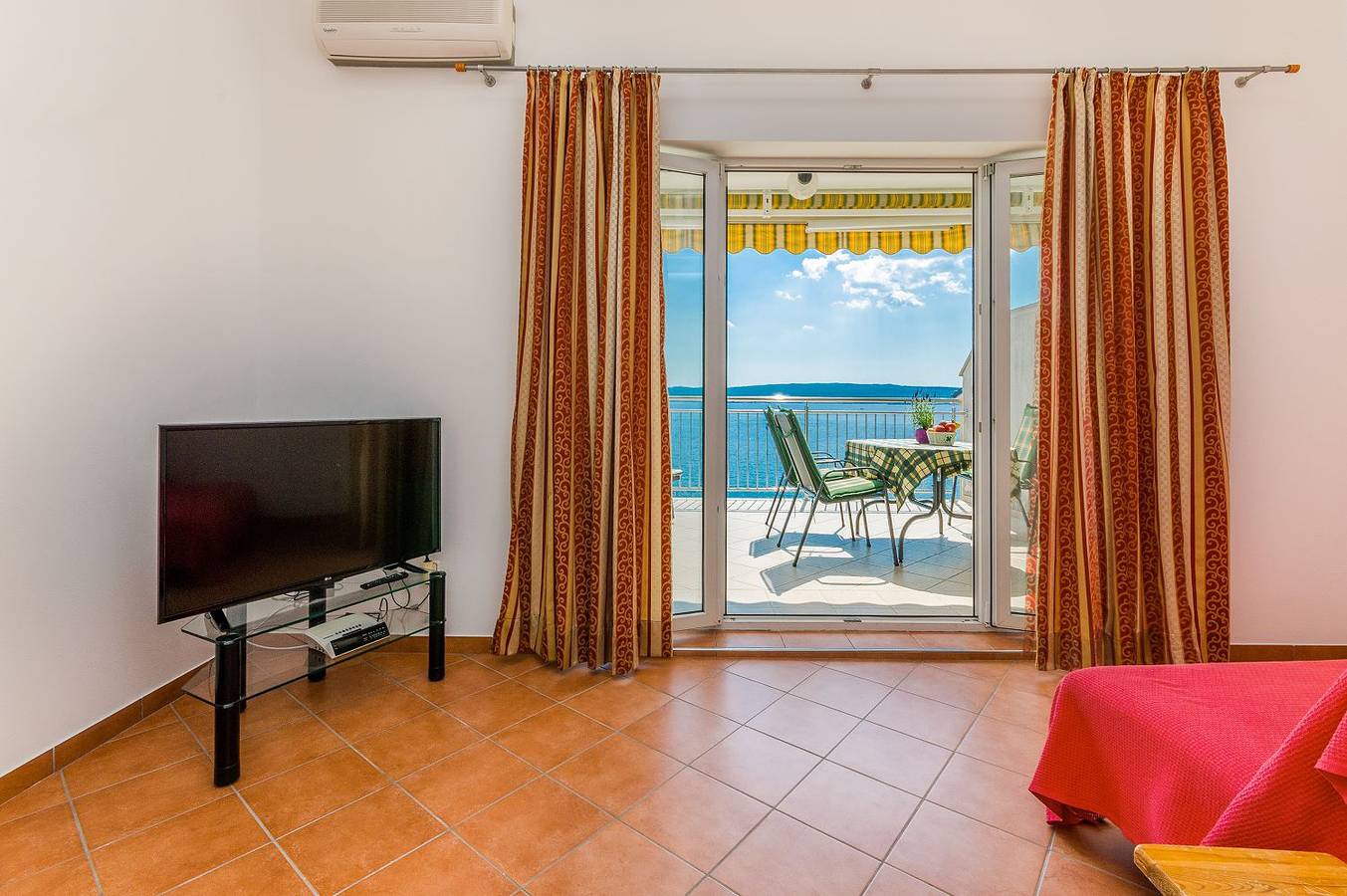 Ganze Wohnung, Atemberaubendes Apartment direkt am Meer mit privater Dachterrasse, eigener Galerie, Wifi in Selce, Primorje-Gorski Kotar