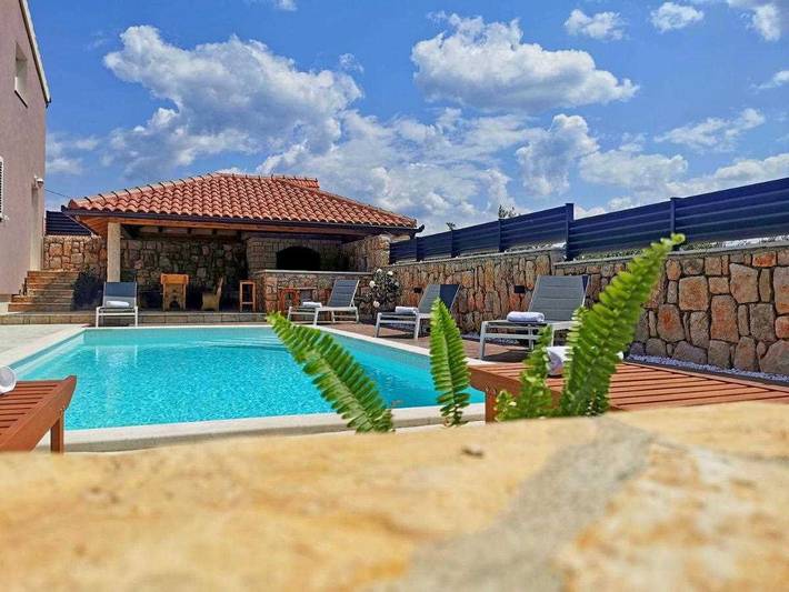 Poolvilla Slinte in der Nähe Nationalparks Krka in Dalmatinisches Zagora