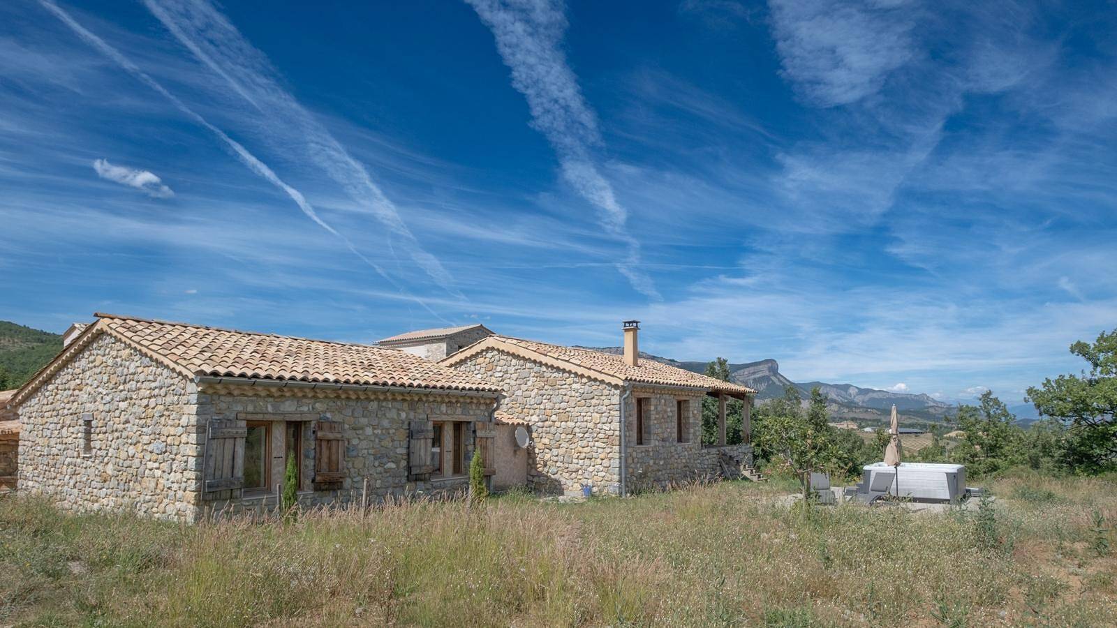 Maison de vacances "Time-out" avec vue sur les montagnes, piscine partagée et Wi-Fi in Laragne-Montéglin, Région de Gap