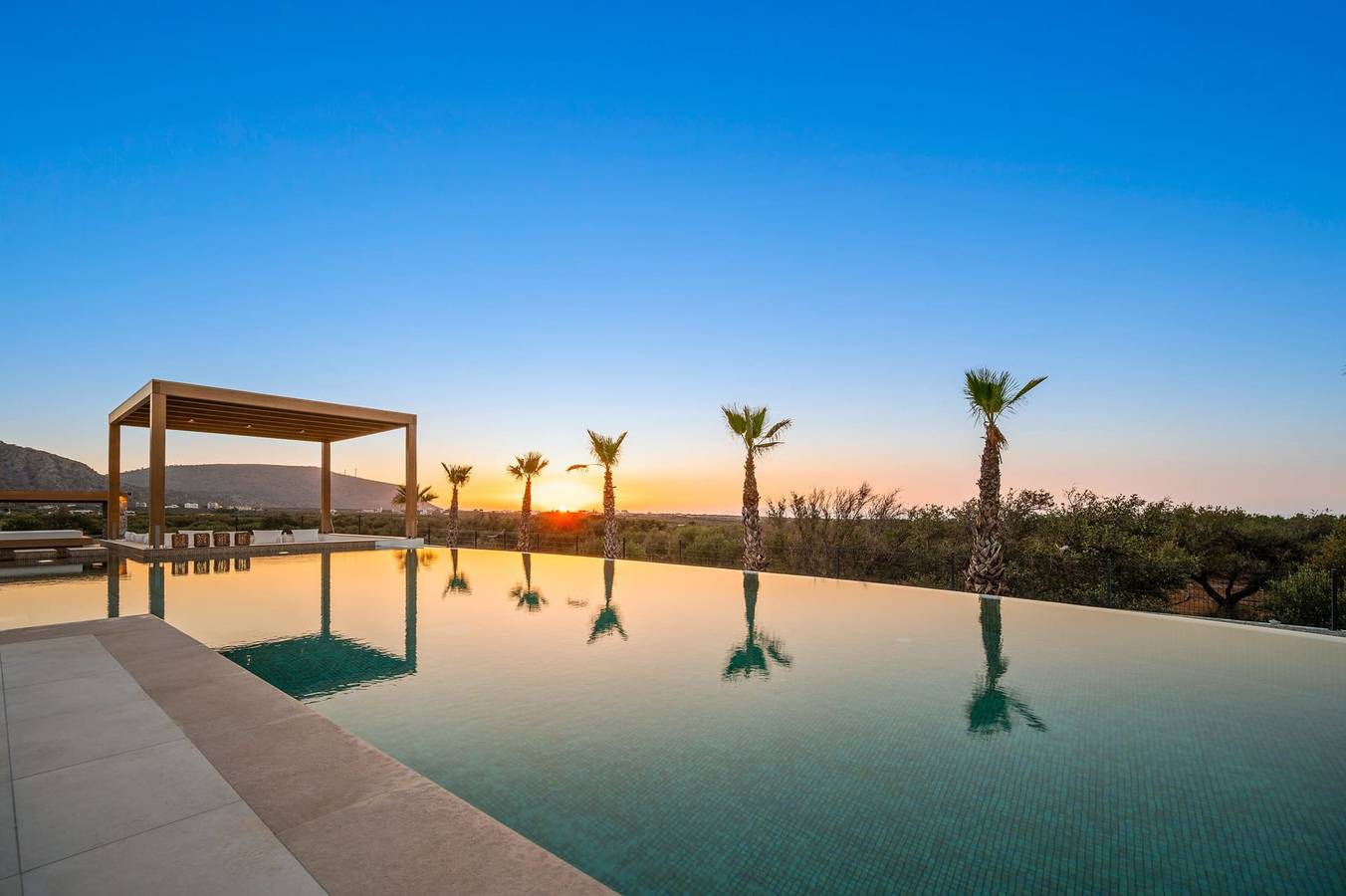 Dazzling Hersonisos Villa | Villa Irida | 4 Bedrooms in Iraklio-Heraklion en omgeving