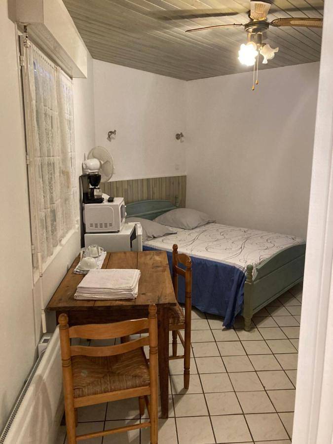 Chambre d’hôte pour 2 personnes, avec piscine ainsi que jardin et vue, animaux acceptés à Marseillan - 2