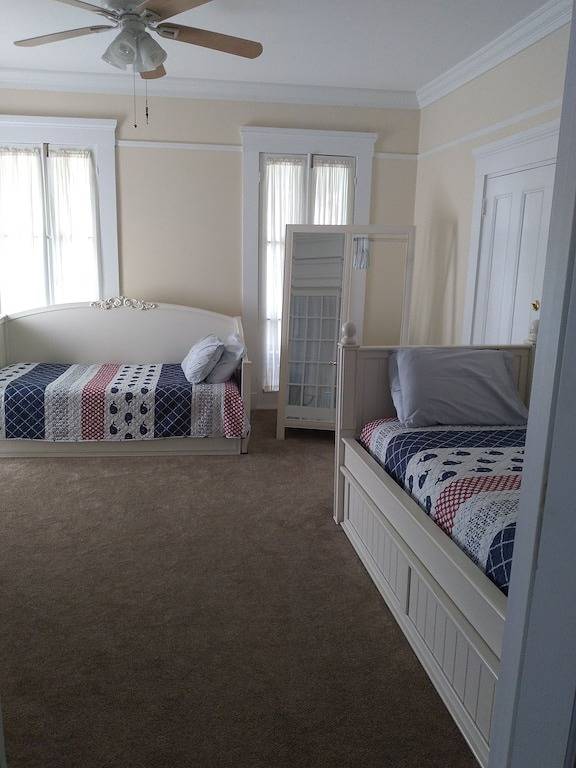 Ganze Wohnung, Im Stadtzentrum gelegenes Bristol nahe Ufergegend in Bristol (RI), Bristol County