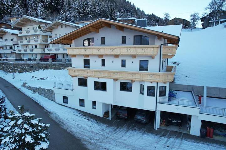 Ferienwohnung für 7 Personen, mit Ausblick und Balkon in Hainzenberg