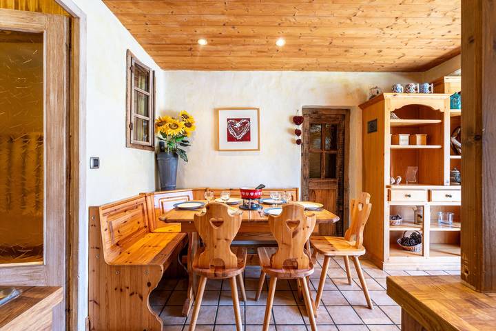 Appartement entier, Appartement 'Roméo' avec vue sur les montagnes, terrasse privée et jardin partagé in Champagny-en-Vanoise, Massif de la Vanoise