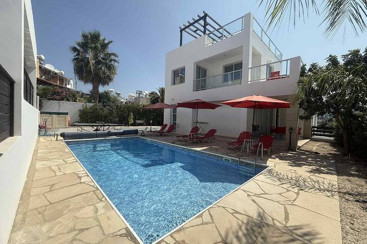 Vacation rental for 8 people, with yard, with pets in South Cyprus