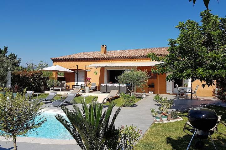 Location de vacances pour 6 personnes, avec jardin ainsi que jacuzzi et terrasse, animaux acceptés à Salernes