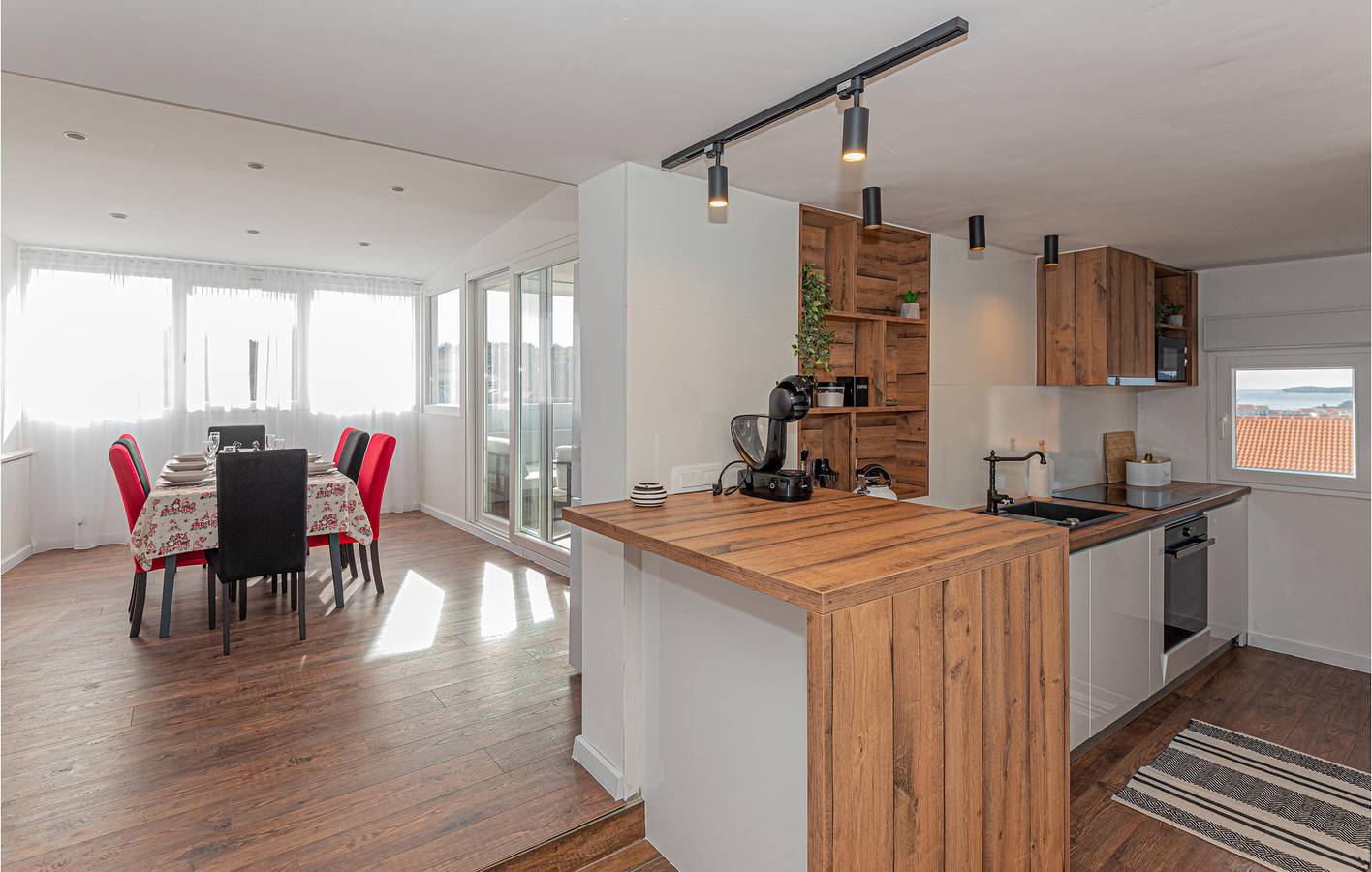 Geräumige 150 m² große Wohnung mit Pool, Terrasse und 1,5 km Entfernung zum Strand in Brodarica, Šibenik-Knin