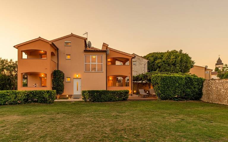 Ferienhaus für 13 Personen, mit Balkon und Terrasse sowie Pool in Peroj - 3