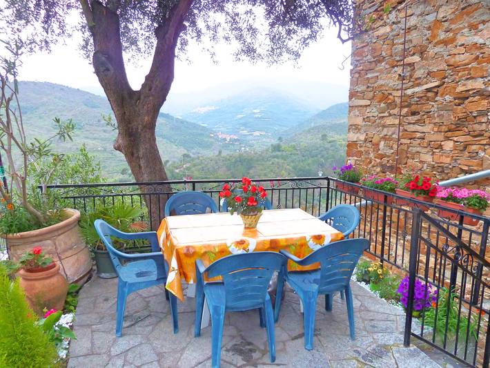 Ferienhaus für 7 Personen, mit Garten und Ausblick in Civezza