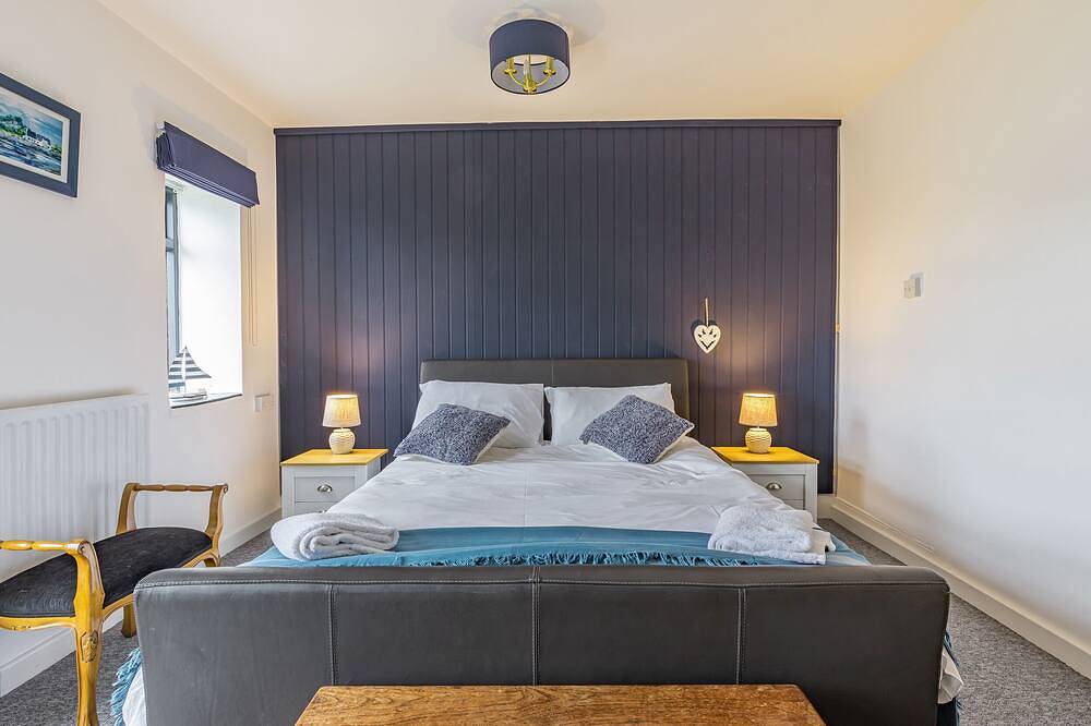 7 Severn Terrace, pet friendly, with open fire in Watchet in Watchet, Somerset