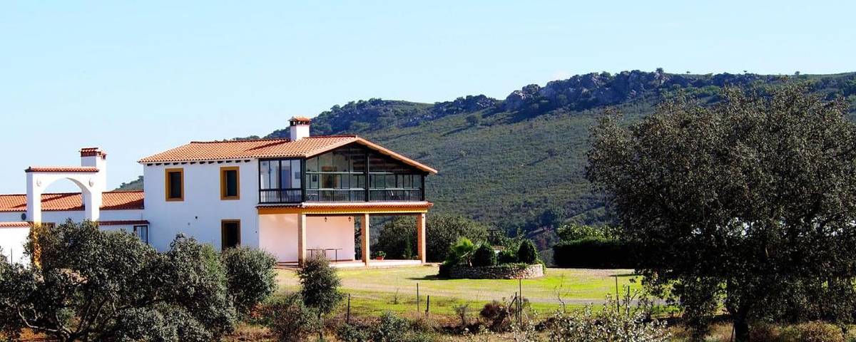 Casa rural para 18 personas, con vistas además de jardín y piscina, Se admiten mascotas en Extremadura