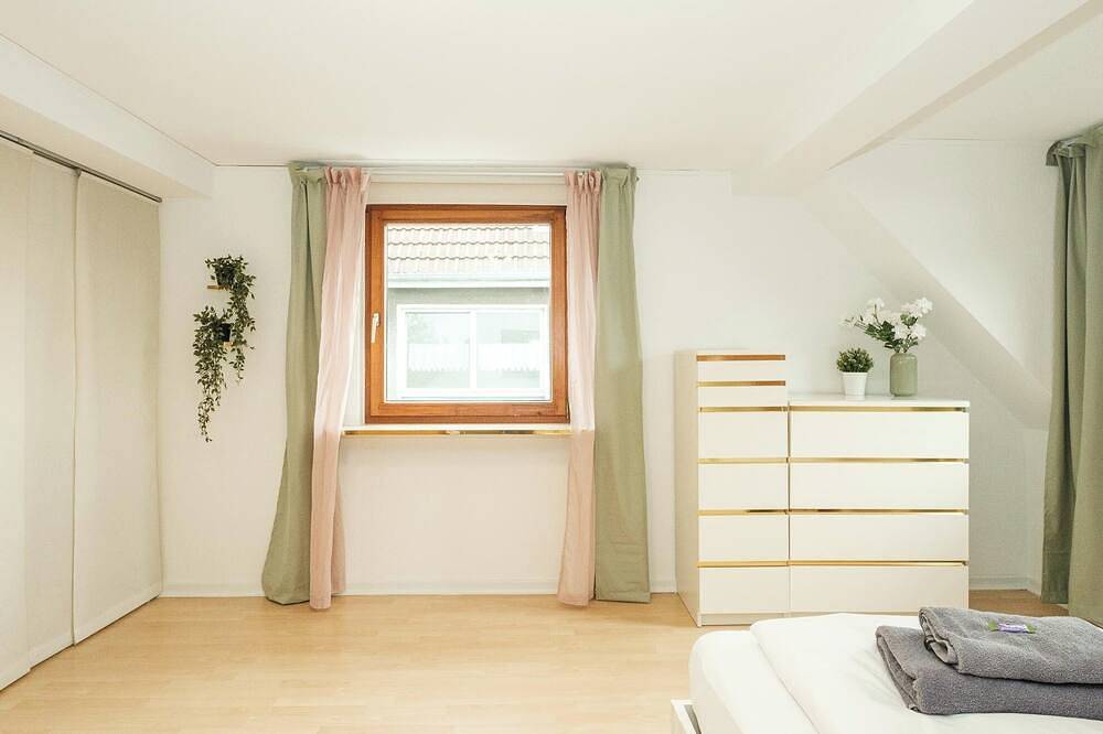 Ganze Wohnung, Gemütliche Wohnung mit Balkon, ruhig, perfekt für Paare und Geschäftsreisende in Stadtbezirk VII, Essen