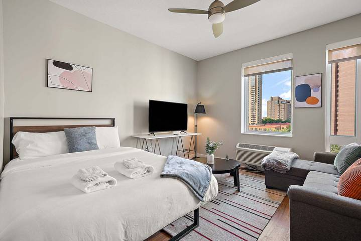 Vacation rental for 3 people, kid friendly in Loring Park