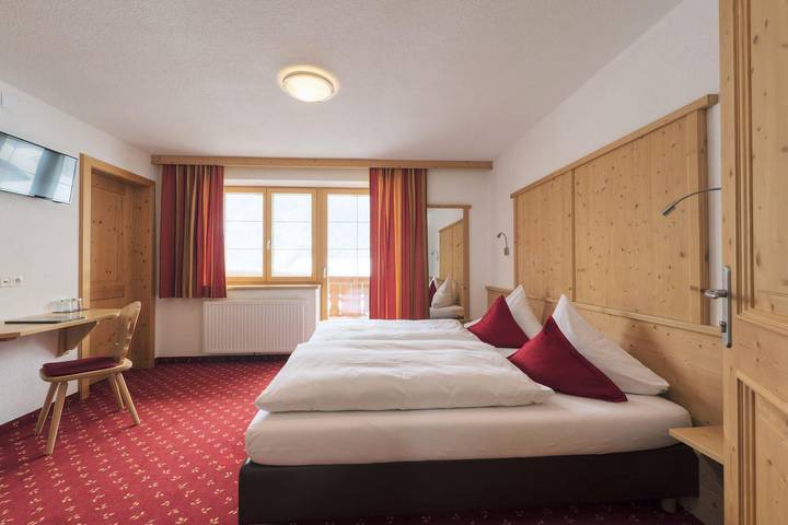 Doppelzimmer mit Dusche, Wc Sommer 3-99 in Lechtaler Alpen, Sankt Anton am Arlberg