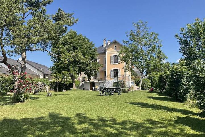 Location de vacances pour 13 personnes, avec jardin et terrasse, animaux acceptés à Myans
