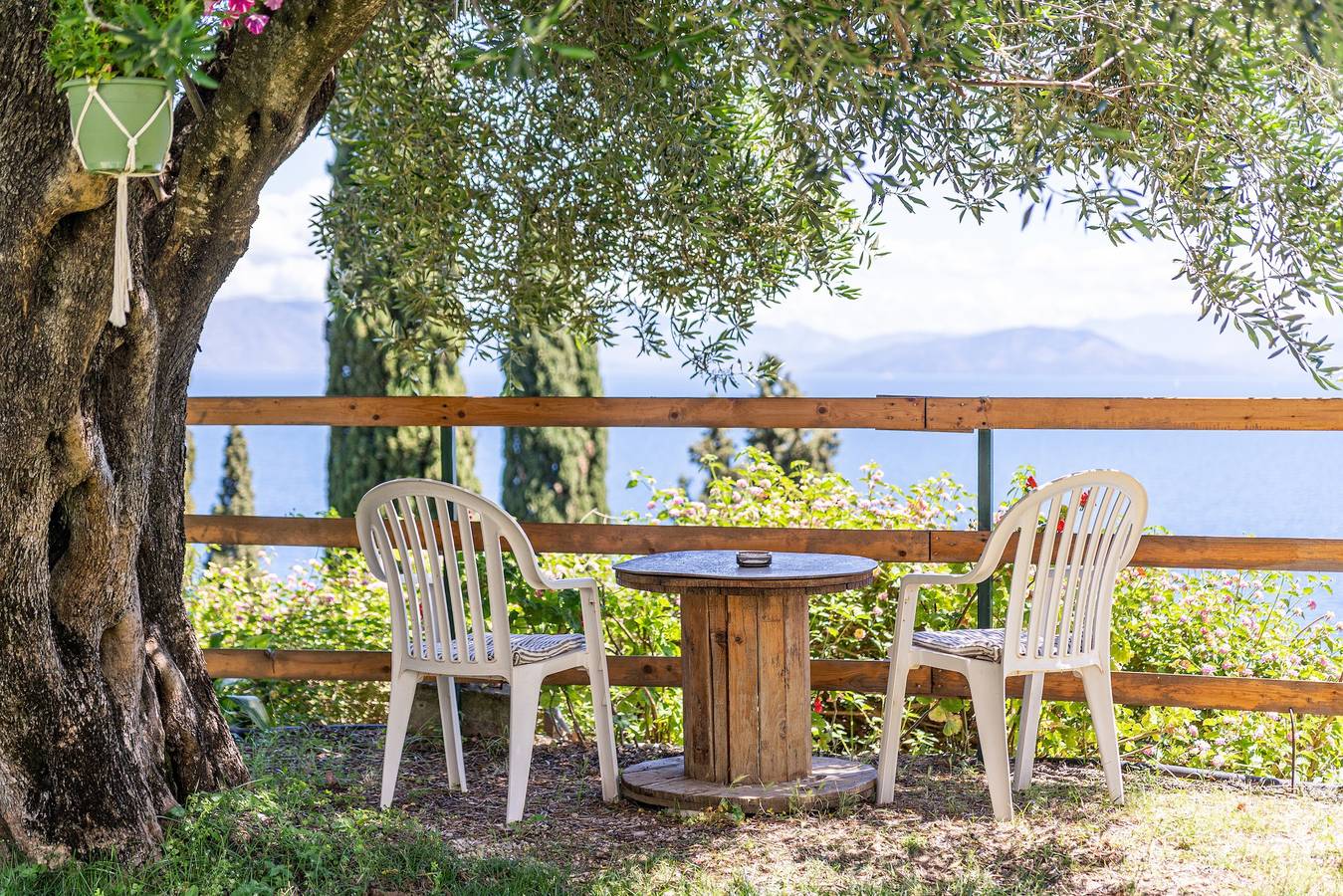 Zimmer 'Gartenblick 3' mit privater Terrasse, Wi-Fi und Klimaanlage in Benitses, Corfu, Korfu