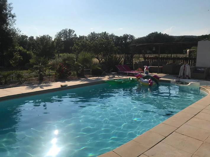 Location de vacances pour 6 personnes, avec terrasse et piscine ainsi que vue et jardin à Le Muy