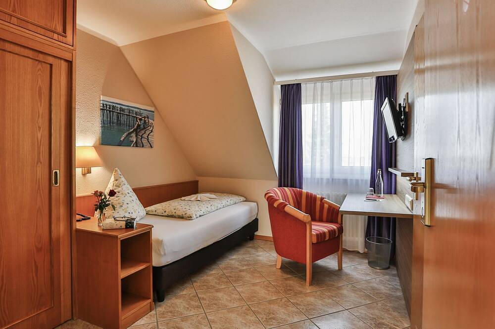 Ganze Wohnung, Gemütliches Einzelzimmer mit modernem Bad, Flachbild-Tv und Wlan in Schallstadt, Südschwarzwald