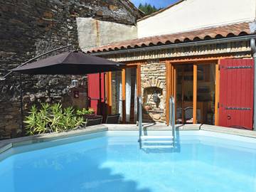 Gîte pour 6 personnes, avec piscine et terrasse, adapté aux familles à Cuxac-Cabardès
