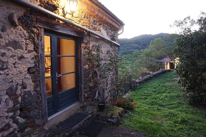 Gîte pour 6 personnes, avec Jacuzzi ainsi que Terrasse et Jardin à Saint-Ilpize