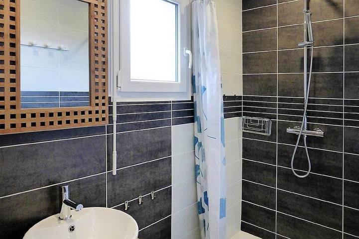 Location de vacances pour 3 personnes, avec terrasse et jardin, animaux acceptés à Vains - 4