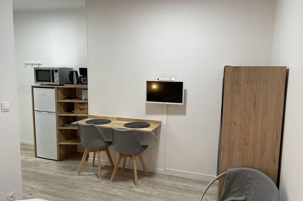 Appartement entier, Studio meublé tout confort au Rdc et proche des thermes (N°36) in Rochefort, Région de Rochefort