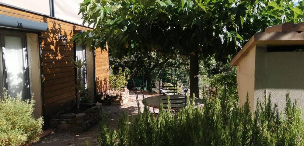 Location de vacances pour 4 personnes, avec Terrasse et Jardin ainsi que Piscine et Vue à Les Plans