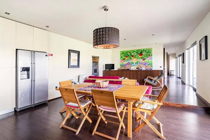 Location de vacances pour 5 personnes, avec Balcon et Terrasse ainsi que Jardin et Piscine