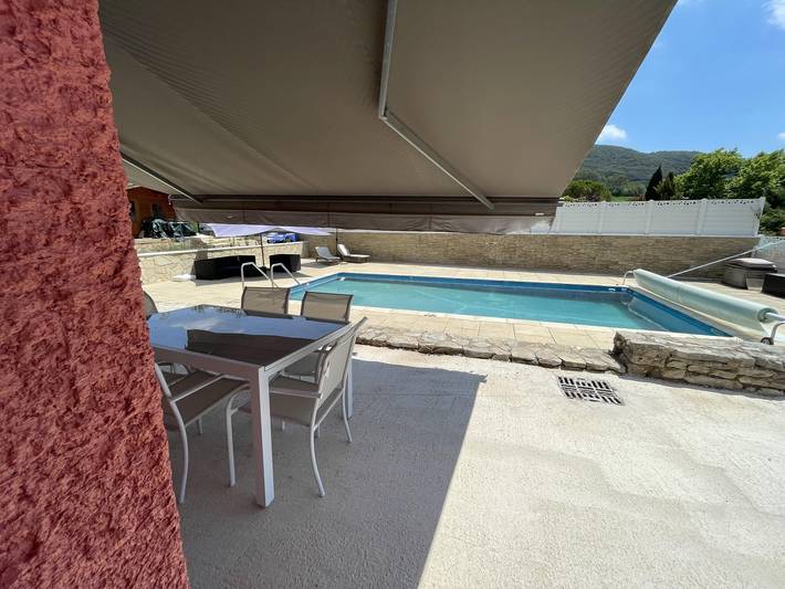 Gîte pour 4 personnes, avec Terrasse ainsi que Jardin et Piscine