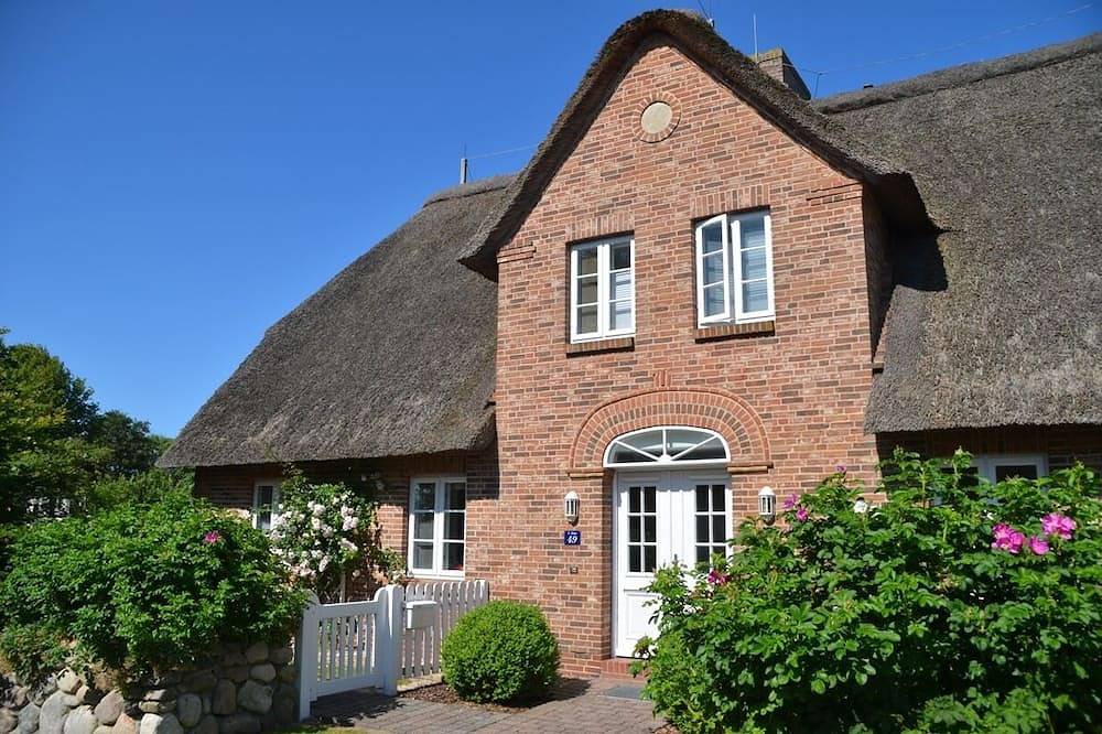 Charmante Reetdachhaushälfte mit großem Garten im Dorfkern von Süderende in Süderende, Föhr