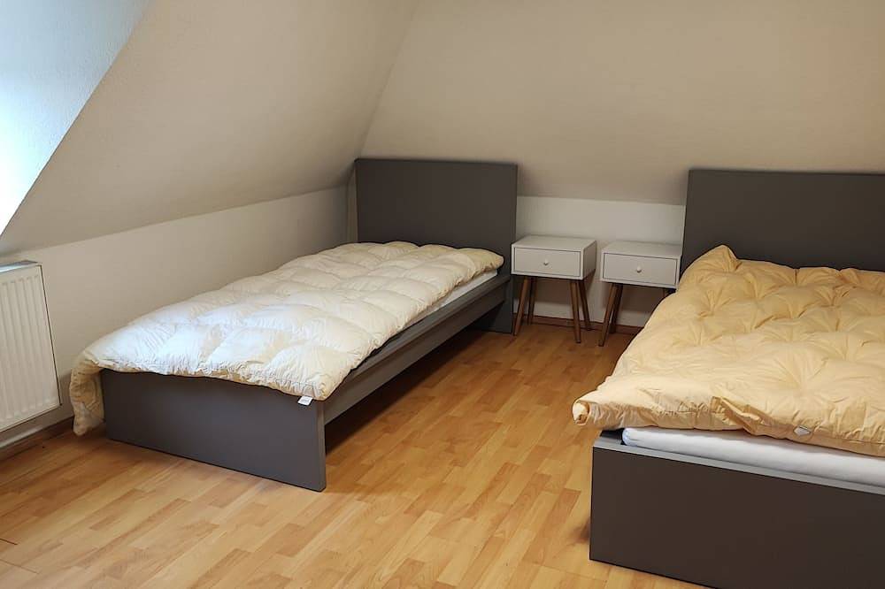 Monteur- Ferienhaus 310m² mit 21 Einzelbetten  3 Bädern Parkplatz Wlan Grill Tv in Veitshöchheim, Fränkisches Weinland
