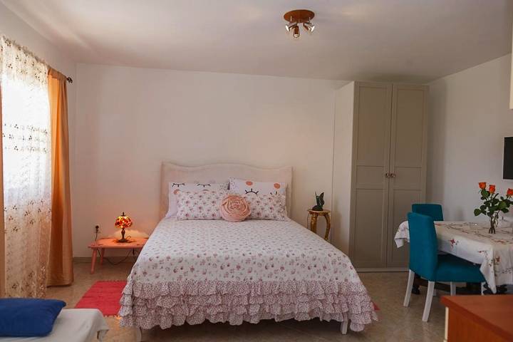 Ferienwohnung für 3 Personen, mit Ausblick und Garten in Kaštela